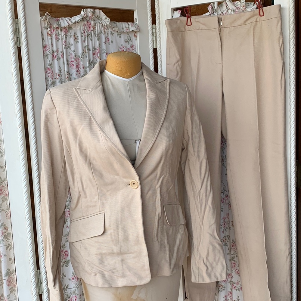Ann Taylor trouser suit. Jacket SZ 6 trousers SZ 4